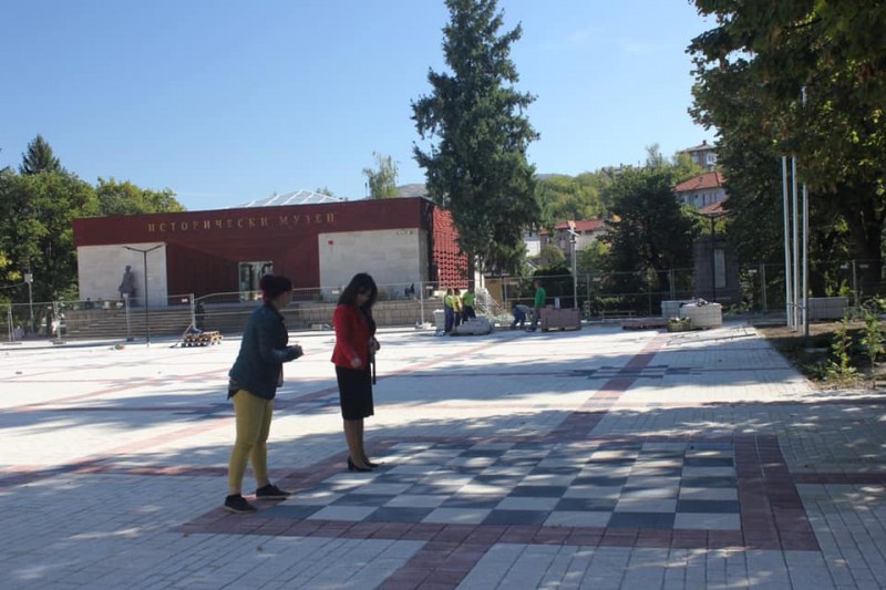 Площадът в Перущица е почти готов - с нов водопровод и настилка