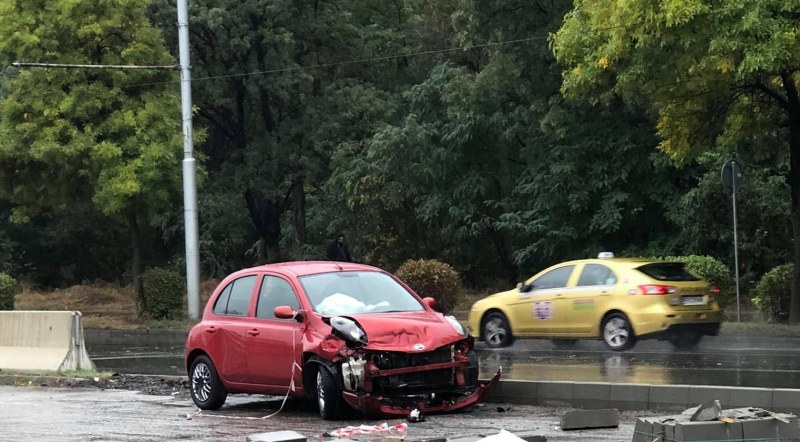 Катастрофа в Пловдив! Кола се заби в бетонна ограда на булевард