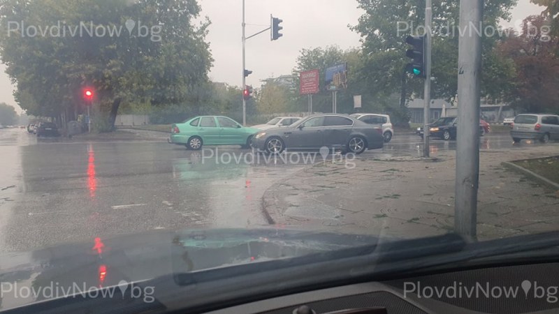 Четири катастрофи в Пловдив тази сутрин, кола се заби в спирка