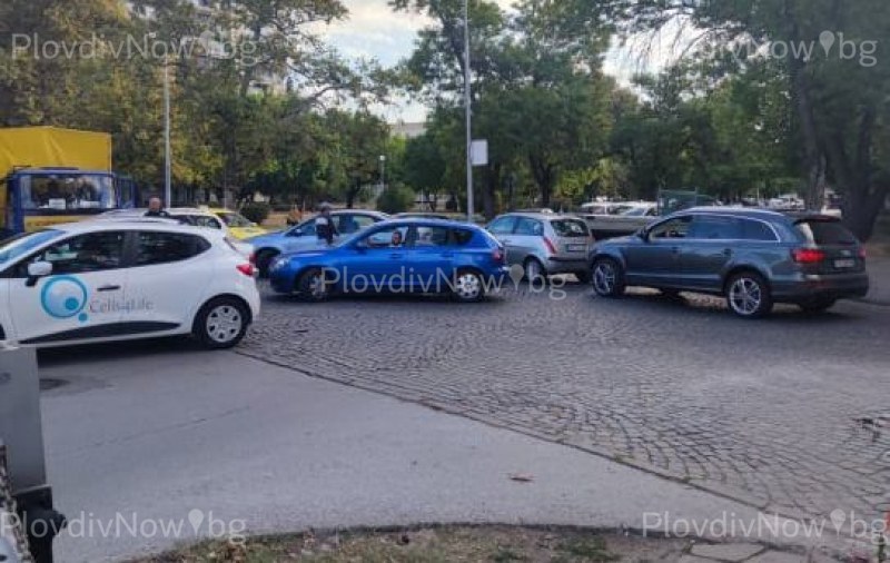 Неприятно и опасно! Вандали хвърлиха камък по чужда кола на прелез в Пловдив