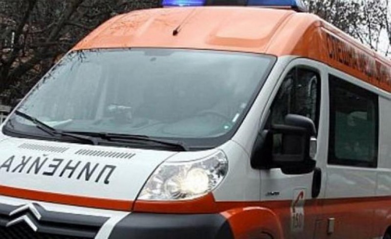 Камион удари пешеходка в Карловско, жената е в болница