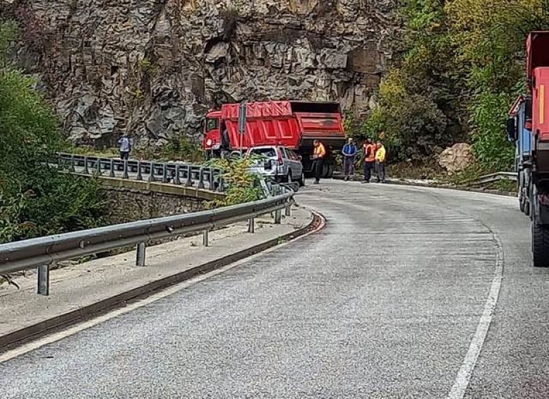 Нова катастрофа! Камион и кола се удариха край Асеновград