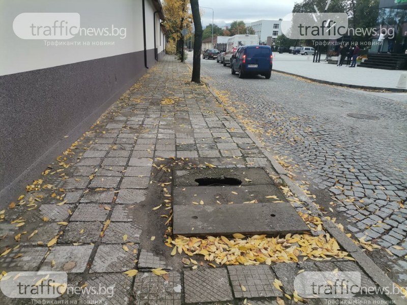 Огромна дупка зейна на тротоар в пловдивския район „Източен“