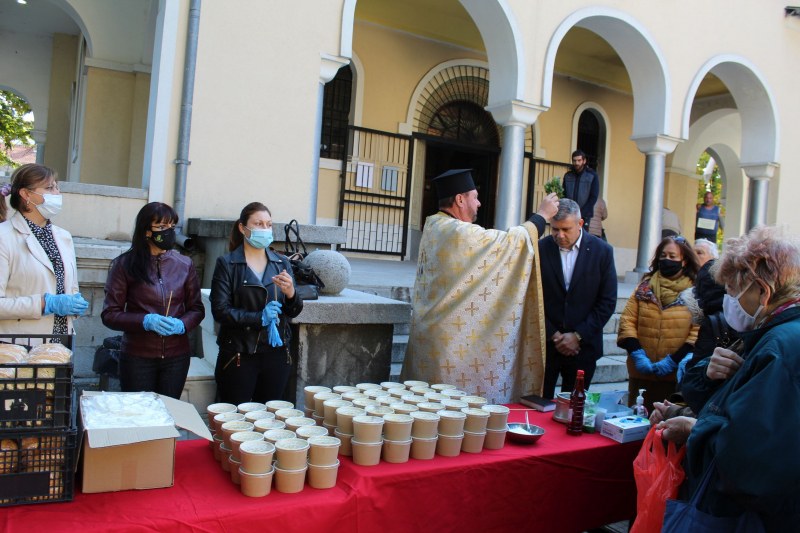 Раздадоха курбан на 300 миряни в храма “Св. Иван Рилски“ на днешния празник