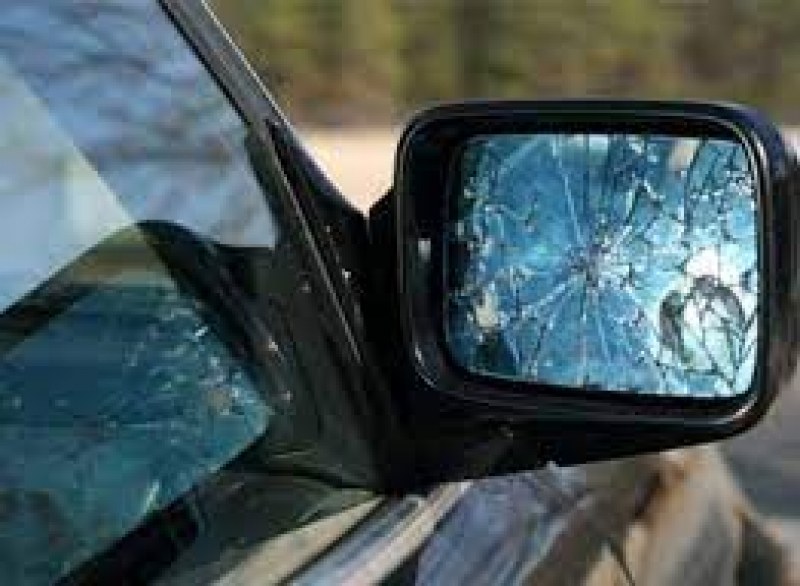 Счупиха огледалата на коли в Марково, подозират 18-годишен