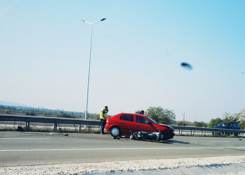 Катастрофа на пътя за Асеновград, моторист е в много тежко състояние