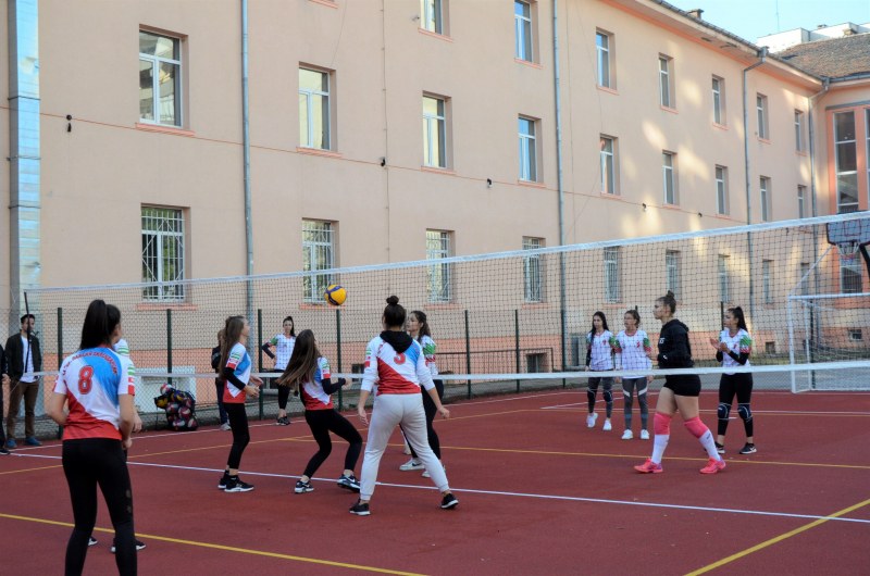 Момичетата от волейболния отбор пробваха новата площадка в СУ “П. Хилендарски“