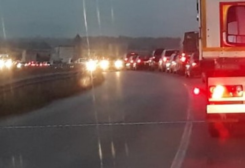 Верижна катастрофа стана край Войводиново, 4 коли се удариха