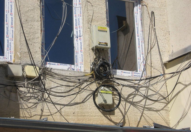 Район “Централен“ прочиства висящи кабели от фасадите, оператори се правят на разсеяни
