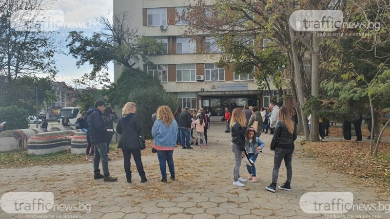 Десетки родители на ученици се събраха на протест пред РЗИ в Пловдив