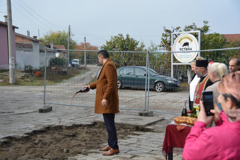 Започнаха новата канализация в Устина - първото село с почти изцяло завършени главни колектори