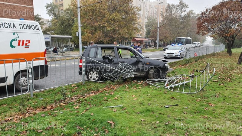 Катастрофа в Пловдив, възрастен шофьор се заби в разделителна ограда