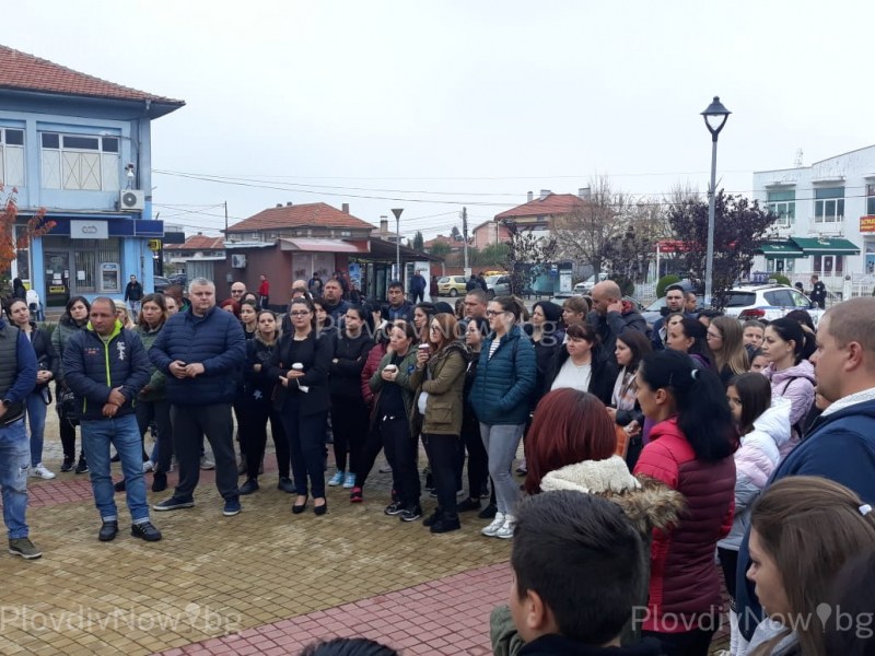 Родители на протест в Раковски, не искат децата да бъдат тествани, нито да учат онлайн