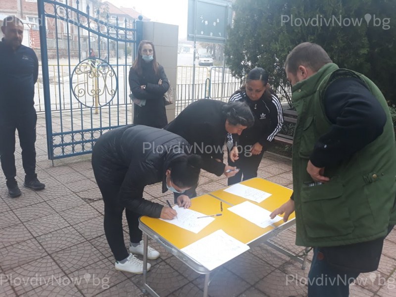 Над 1000 души се подписаха в Раковски срещу тестването на децата и онлайн обучението