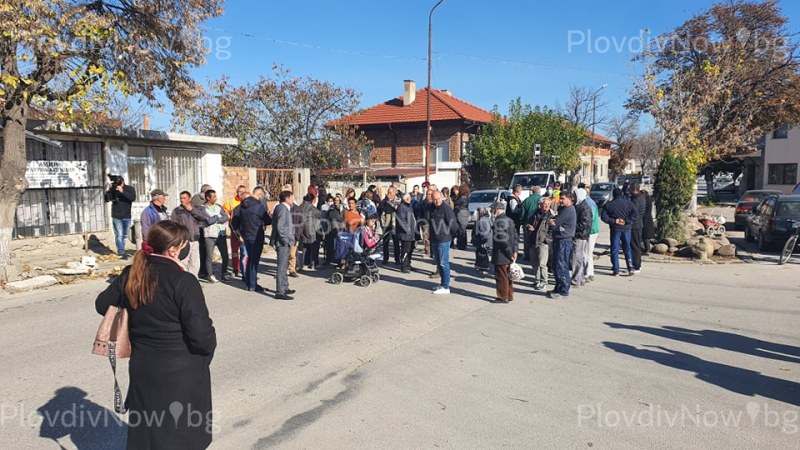 Жители на Ново село блокираха главния път, протестират срещу акцията на полицията