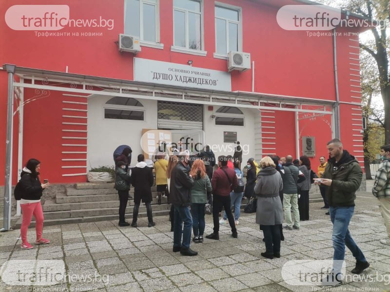 Председател на СИК в Пловдив: Възрастните се справиха много по-добре с машината