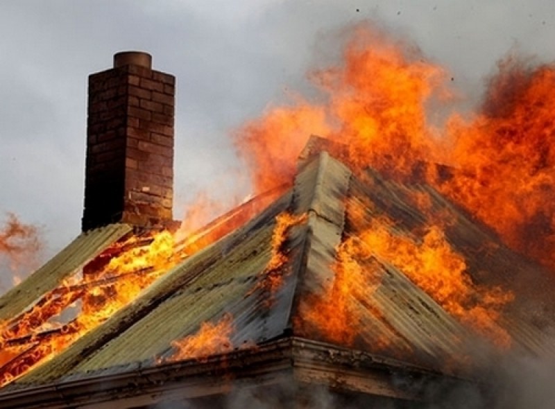 Къща е горяла в брезовско село, има пострадали, полицията разследва