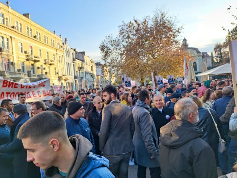 Стълпотворение и блъсканица предизвика идването на Румен Радев в Пловдив