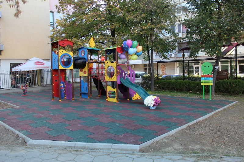 Нова площадка очаква децата в парк “Моливчета“