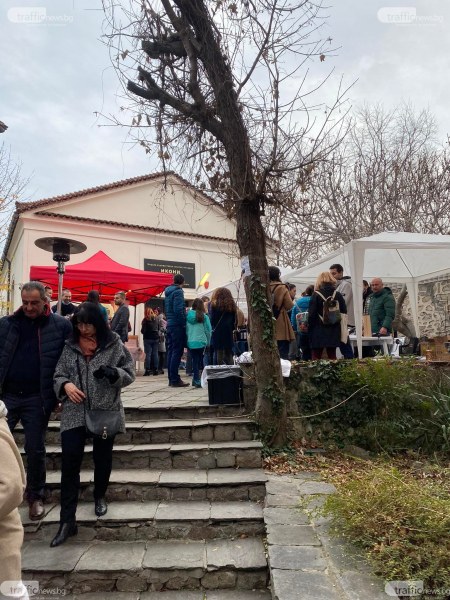 Трети пореден ден Пловдив е столица на виното, стотици пловдивчани напълниха калдъръмените улички