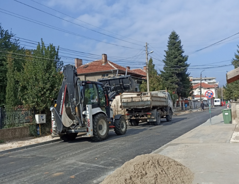 Ремонтират улици в Първомай