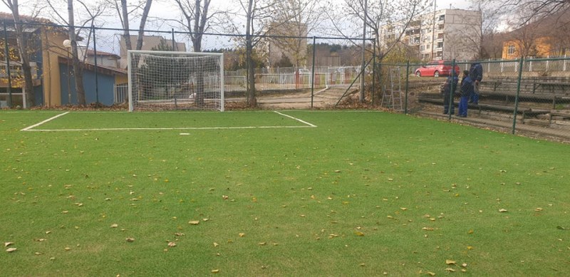 Възстановяват футболно игрище в Карлово, през 2022 - и други