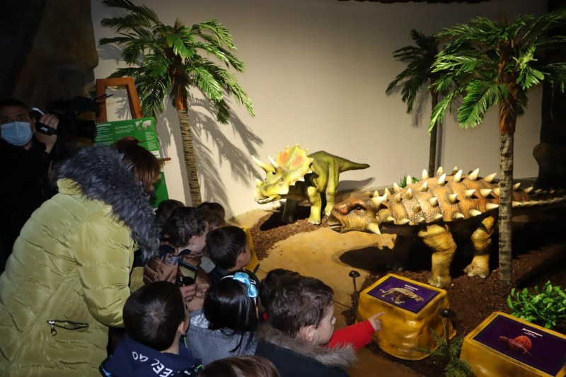 Деца от три градини първи видяха динозаврите в зала “Лотос“