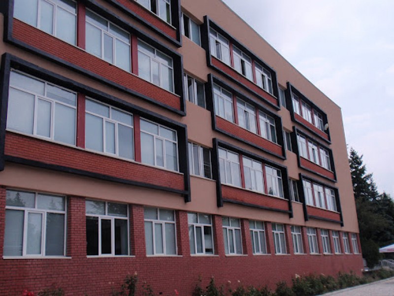 Гимназията в Сопот отлага връщането на по-големите ученици в клас