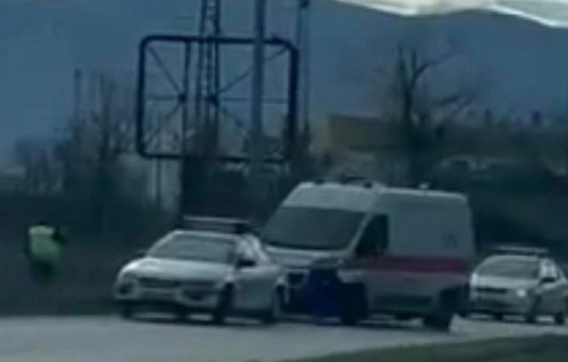 Кола се заби в стълб в Тракия, две жени са в болница