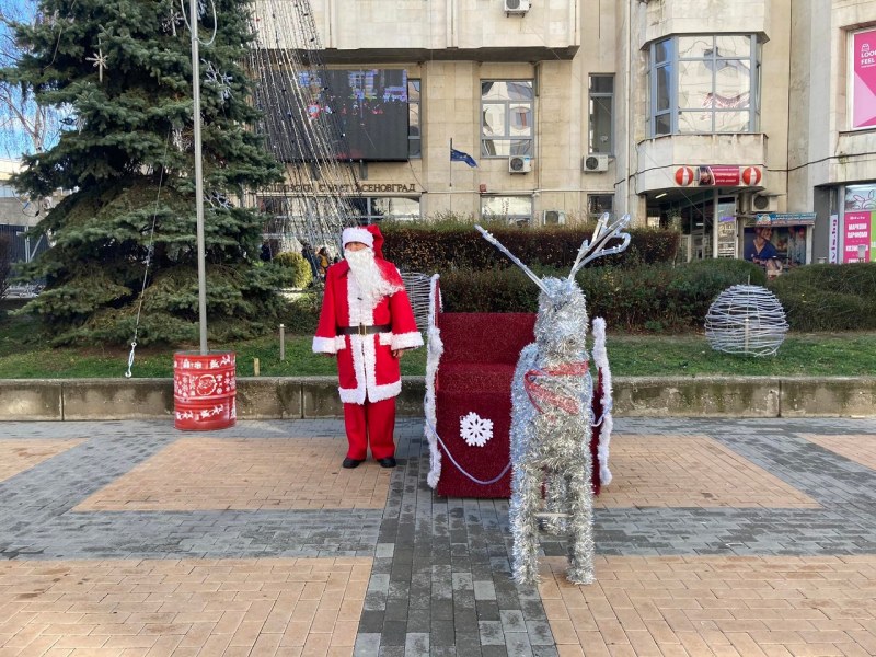 Дядо Коледа очаква малки и големи в Асеновград