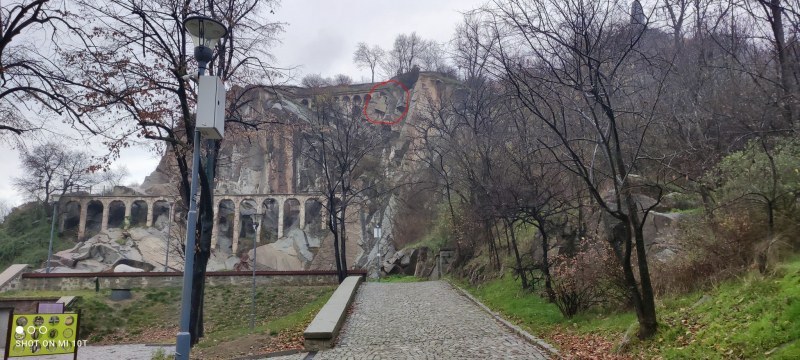Голяма пукнатина зее в скала над Бунарджика. Опасна ли е?