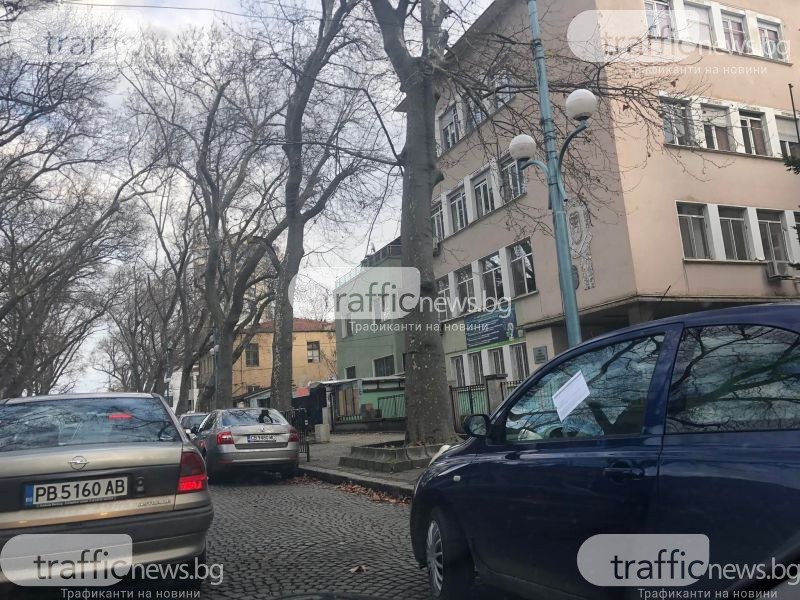 Над 30 автомобила в центъра на Пловдив се сдобиха с “честитки“ за неправилно паркиране