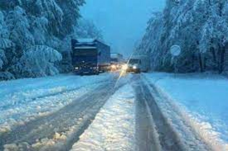 Сняг затруднява движението по някои проходи у нас