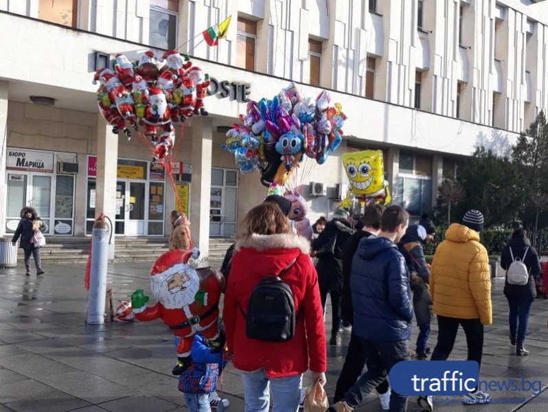 Фокусници забавляват децата на Главната, греяно вино и веган шоколад изкушават възрастните на Базар “Капана“