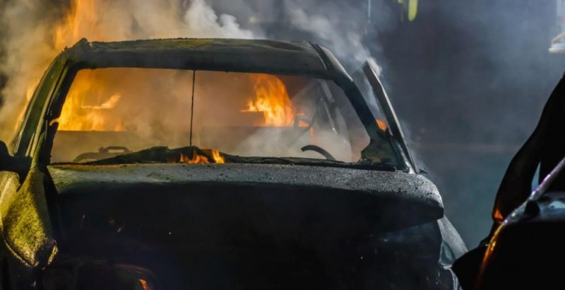 Кола изгоря в Първомай, млад мъж е в болница