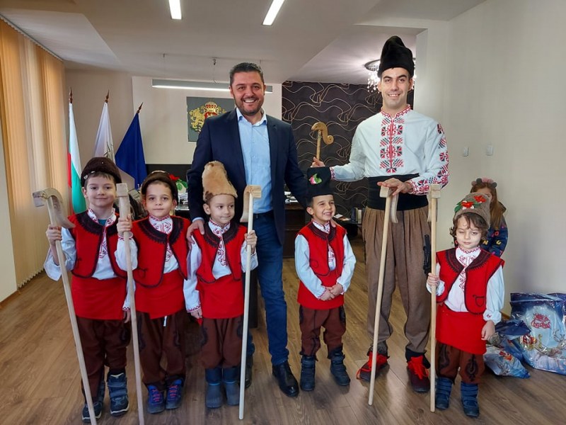 Коледарчета зарадваха кмета на “Родопи“