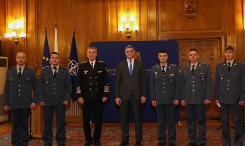 Министър Янев награди военнослужещи от авиобаза Крумово