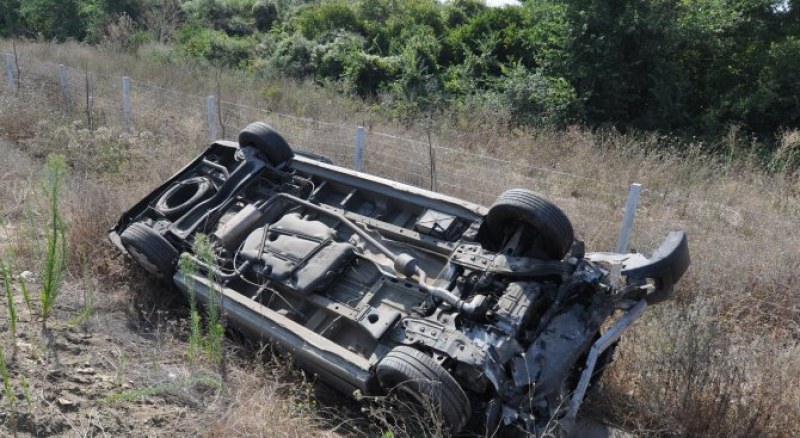 Млад шофьор се преобърна на пътя Кричим - Стамболийски, има пострадали