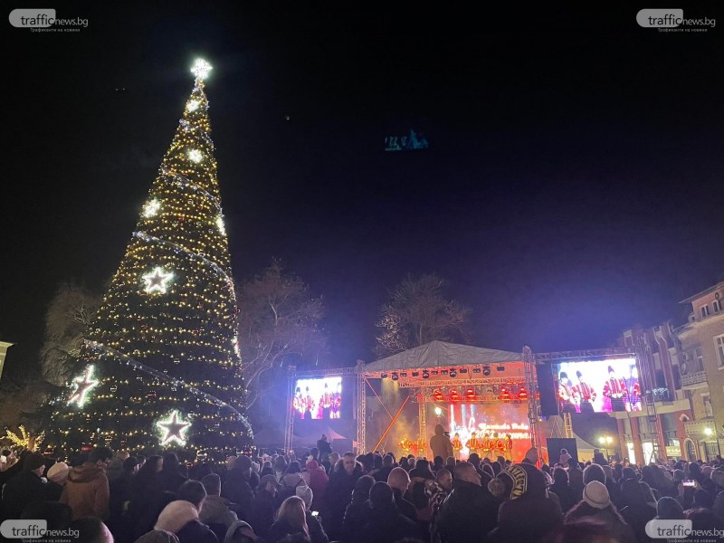 Площад “Стефан Стамболов“ преля от народ, стотици посрещнаха 2022 под звездите
