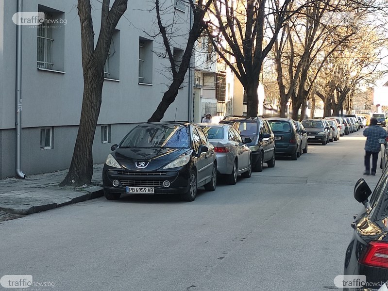 Десетки коли отново блокираха улиците около Пловдивския университет в нарушение на всички правила