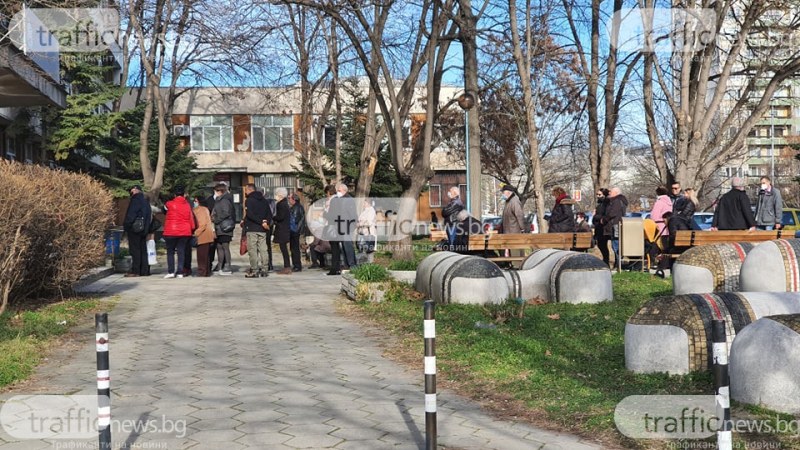 Опашки от желаещи да се ваксинират в първия работен ден в Пловдив