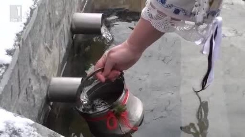 Къпят младите булки в карловската Сушица навръх Ивановден Къпят младите булки в карловската Сушица навръх Ивановден
