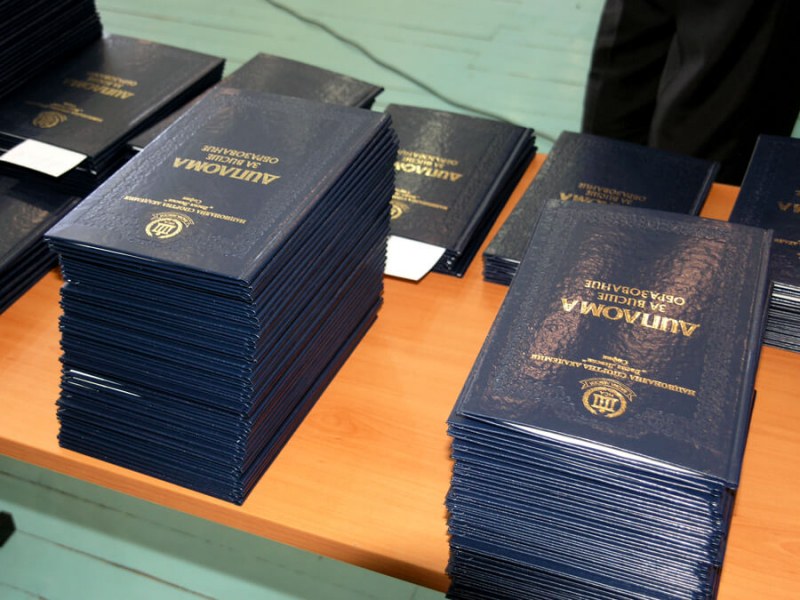 Финансират младежи от уязвими групи да получат висше образование