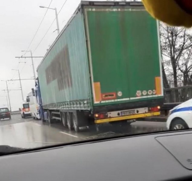 Камион и автобус от градския транспорт в Пловдив са се ударили на надлез „Родопи“