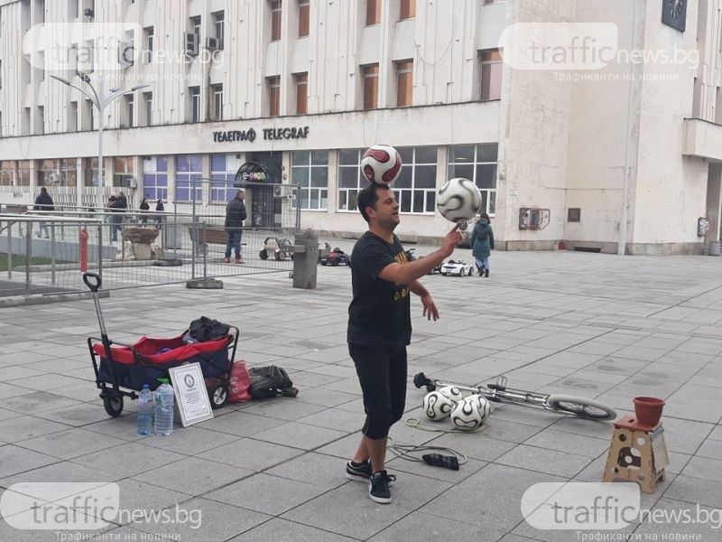 Циркови номера и следпразнични снимки пред елхата радваха пловдивчани по Главната напук на лошото време