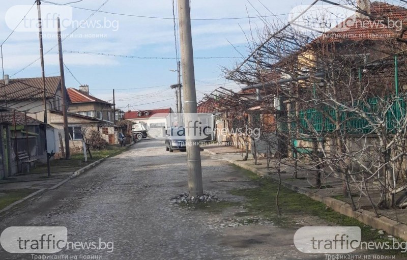 Електрически стълб “регулира“ движението на улица в село край Стамболийски