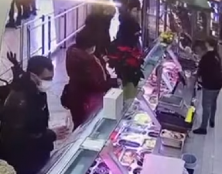 Мъж с маска открадна кутия с дарения в Пловдив