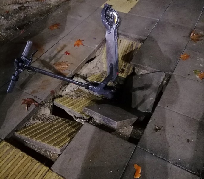 Мъж пропадна с тротинетка в дупка на тротоар в центъра на Пловдив