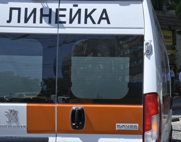 Мъж счупи стъклото на линейка в Пловдив, двама очевидци го подгониха