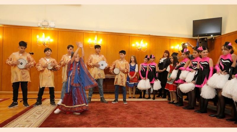 Деца от Стамболийски ще сурвакат, ще свирят и танцуват онлайн за посланик